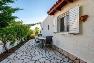 Cozy Beachfront Cottage with Sea Loungers & Outdoor Shower near Eretria - Eretria - 9