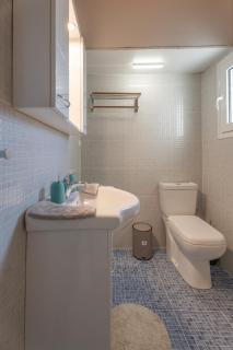 Cozy Beachfront Cottage with Sea Loungers & Outdoor Shower near Eretria - Eretria - 8