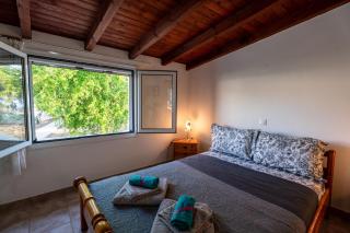 Cozy Beachfront Cottage with Sea Loungers & Outdoor Shower near Eretria - Eretria - 7