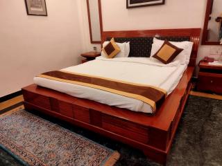 Hotel The Royal Regency Near Metta Buddharam Temple-Mahabodhi Temple-Bodhi Tree- Lift - Restaurant and Parking Facilities - fully Air Conditioned Rooms - Best Hotel - Bodh Gaya - 1