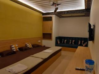 Shri Rajadhiraj Ashray- Nr Mathura Railway Station - Mathura - 9