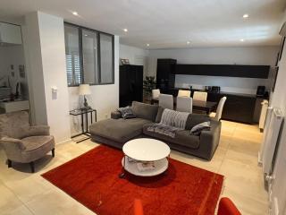 Central Spacious Bright Flat 300m from river bank - 0