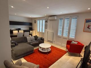 Central Spacious Bright Flat 300m from river bank - 9