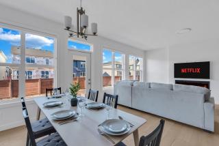 Bright Spacious House - 4mins Hospital - Dream Patio - Calgary - 6