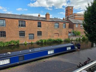Central 2-Bed Apartment with Large Balcony & Stunning Views - Birmingham - 6