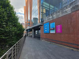 Central 2-Bed Apartment with Large Balcony & Stunning Views - Birmingham - 7