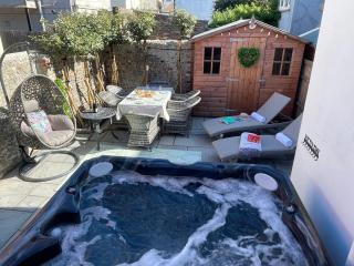 Luxury Georgian home, hot tub, sea view, private garden, sleeps 6 - Bognor Regis - 0