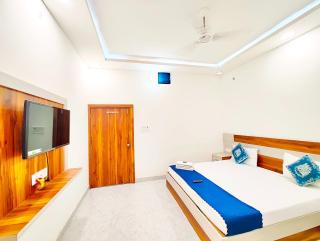 RAM JANAMBHOOMI H0TEL ! R-a-m - K-r-i-sh-na - Palace Near 900m from Ram Temple - Shri Hanuman Garhi Mandir - All Room Fully Air Conditioning Rooms - Free Wifi - and Parking - Best Premium Hotel - Ayodhya - 5
