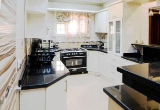 Chic 2BR Apt 8min to Airport Family& work ready - Kairo - 4