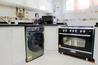 Chic 2BR Apt 8min to Airport Family& work ready - Kairo - 3