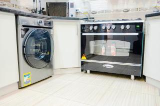 Chic 2BR Apt 8min to Airport Family& work ready - Kairo - 2