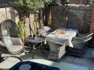 Luxury pair of Georgian apartments, hot tub, sea views, sleeps 12 - 4