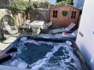 Luxury pair of Georgian apartments, hot tub, sea views, sleeps 12 - Bognor Regis - 0
