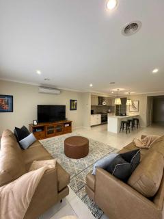 North Geelong Getaway Modern 4-Bedroom Home - - 0