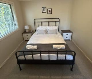 North Geelong Getaway Modern 4-Bedroom Home - - 6