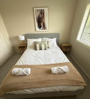 North Geelong Getaway Modern 4-Bedroom Home - - 4