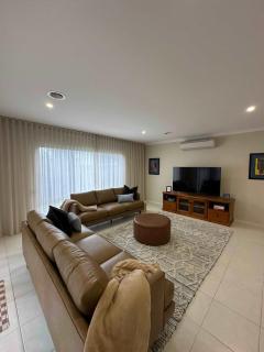 North Geelong Getaway Modern 4-Bedroom Home - - 3