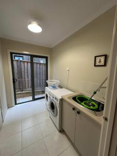 North Geelong Getaway Modern 4-Bedroom Home - - 2