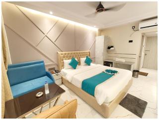 Front Sea View "HOTEL DREAMLAND PURI" Near Jagannath Temple -Fully Air Conditioning Room With Wi-Fi- Lift - Parking And Restaurant Facilities- All Room Sea Facing With Attached Balcony- A Top Rated Luxury Hotel In Puri - Puri - 1