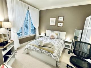 Scorpion Hiuse Langley -ROOM 1 Separate restroom - Pitt Meadows - 8