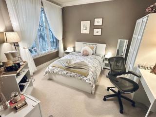 Scorpion Hiuse Langley -ROOM 1 Separate restroom - Pitt Meadows - 1