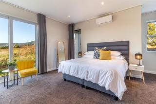 Contemporary Home with Views & Pool in Secure Estate in the Wineland - 4