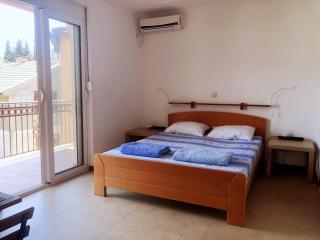 Simple Joys Apartment - Bar - 7