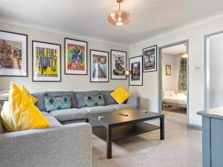 Bright Modern York Home with Free Parking Pass the Keys - York - 0