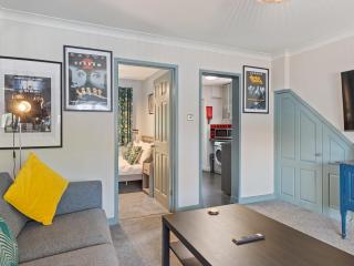 Bright Modern York Home with Free Parking Pass the Keys - York - 6