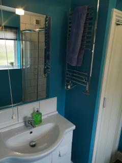 Self contained spacious apartment with parking - Ipswich - 5