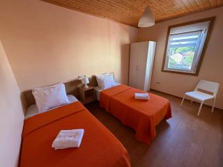 Super Affordable Air Conditioned Apartment in Sobrado with Netflix - Porta - 9