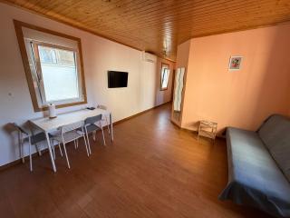 Super Affordable Air Conditioned Apartment in Sobrado with Netflix - 5
