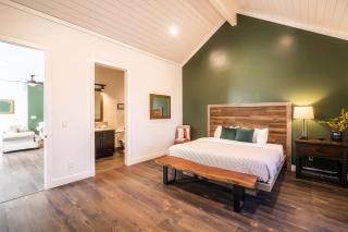 Spacious Oasis, Rooftop Views , Hot Tub, Sleeps 34 - 2