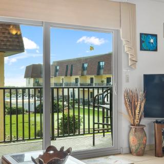 Poolfront 2BR Condo with BBQ Steps To Beach & Pier - Cocoa Beach - 3