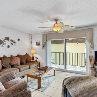 Poolfront 2BR Condo with BBQ Steps To Beach & Pier - Cocoa Beach - 2
