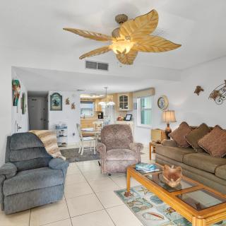 Poolfront 2BR Condo with BBQ Steps To Beach & Pier - Cocoa Beach - 1