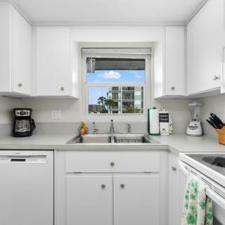 Beachfront 2BR Condo with Pool BBQ & Steps To Beach - Cocoa Beach - 4