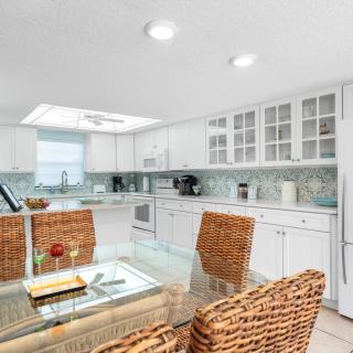 2BR Sleeps 6 Poolfront BBQ Steps to Beach & Pier - Cocoa Beach - 6