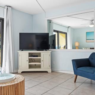 2BR Sleeps 6 Poolfront BBQ Steps to Beach & Pier - Cocoa Beach - 9