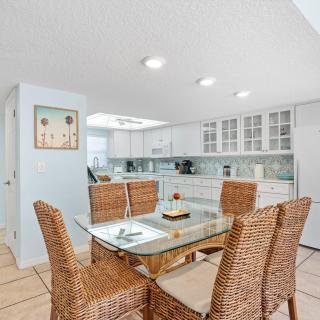2BR Sleeps 6 Poolfront BBQ Steps to Beach & Pier - Cocoa Beach - 7