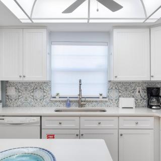 2BR Sleeps 6 Poolfront BBQ Steps to Beach & Pier - Cocoa Beach - 4