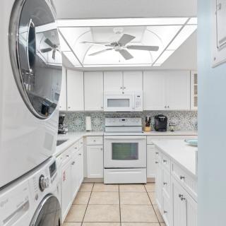 2BR Sleeps 6 Poolfront BBQ Steps to Beach & Pier - Cocoa Beach - 3
