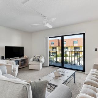 2BR Sleeps 6 Pool BBQ Steps to Beach Pier Downtown - Cocoa Beach - 9