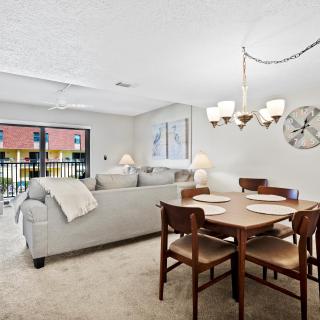 2BR Sleeps 6 Pool BBQ Steps to Beach Pier Downtown - Cocoa Beach - 8