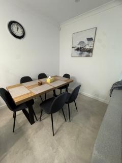 The Family Escape- 10 min to Airport and Beach - - 7