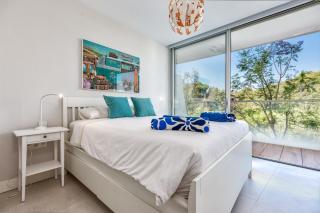 Front line beach apartment in The Edge with sea views - 5