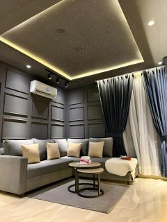 Zameen Aurum Prestige Luxurious Family Apartments Gulberg Lahore - Lahore - 1