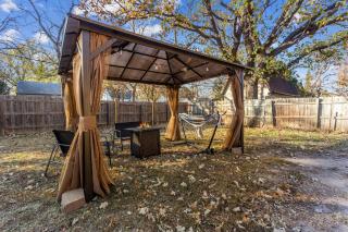 King, Gazebo & Firepit - Wichita Downtown & Ascension Hospital - Wichita - 9