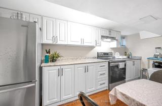 Spacious room near subway & shops - 8