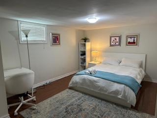 Spacious room near subway & shops - 3